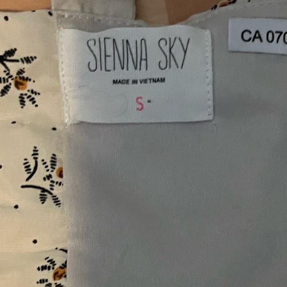 Flower jumpsuit with tie in the back - Picture 3 of 6